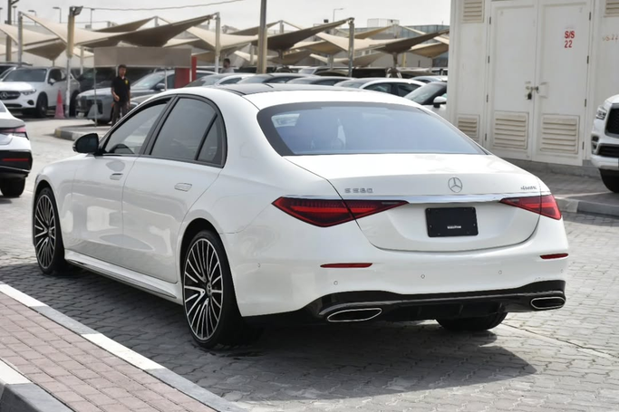 Подержанный Mercedes-Benz S-Class 580 4MATIC VII (W223), 4.0 л, 2023 в Шардже от Alfaris Used Cars Белый цвет. Other | AUTO.AE