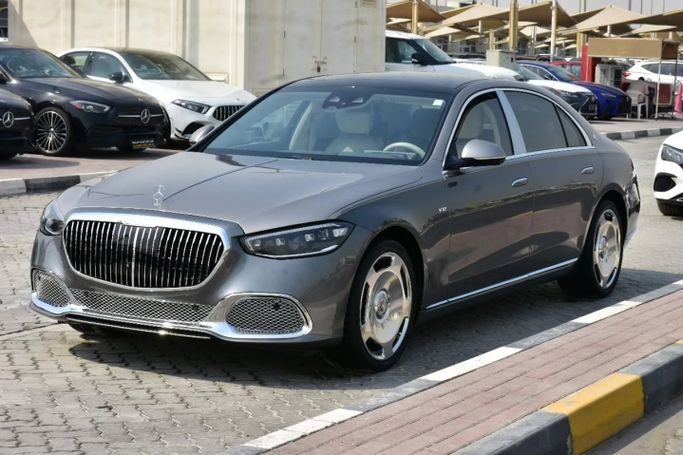 Подержанный Mercedes-Benz S-Class 580 4MATIC VII (W223), 4.0 л, 2022 в Шардже от Alfaris Used Cars Серебристый цвет. Other | AUTO.AE