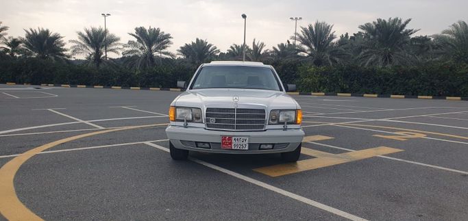 Новый Mercedes-Benz S-Class 560 II (W126) Рестайлинг, 5.5 л, 1991 в Шардже от Ishtar Used Cars Белый цвет. Японская | AUTO.AE