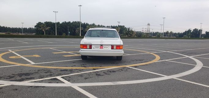 Новый Mercedes-Benz S-Class 560 II (W126) Рестайлинг, 5.5 л, 1991 в Шардже от Ishtar Used Cars Белый цвет. Японская | AUTO.AE