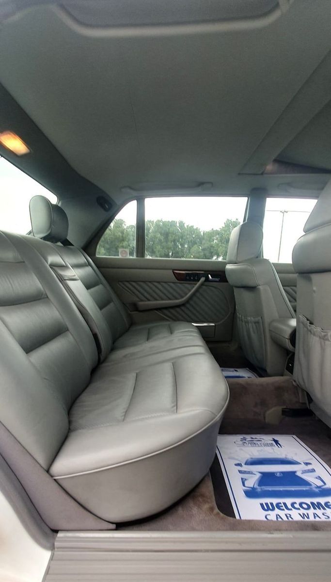 Новый Mercedes-Benz S-Class 560 II (W126) Рестайлинг, 5.5 л, 1991 в Шардже от Ishtar Used Cars Белый цвет. Японская | AUTO.AE