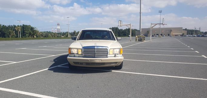 Подержанный Mercedes-Benz S-Class 420 II (W126) Рестайлинг, 4.2 л, 1990 в Шардже от Ishtar Used Cars Светло-коричневый цвет. Other | AUTO.AE