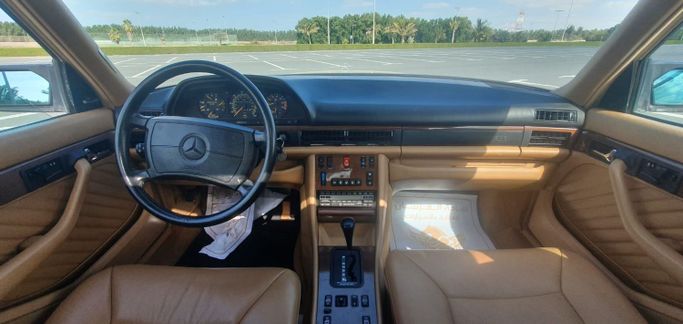 Подержанный Mercedes-Benz S-Class 420 II (W126) Рестайлинг, 4.2 л, 1990 в Шардже от Ishtar Used Cars Светло-коричневый цвет. Other | AUTO.AE