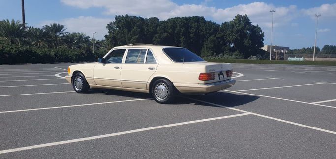 Подержанный Mercedes-Benz S-Class 420 II (W126) Рестайлинг, 4.2 л, 1990 в Шардже от Ishtar Used Cars Светло-коричневый цвет. Other | AUTO.AE