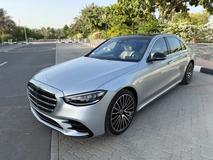 Подержанный Mercedes-Benz S-Class 580 4MATIC VII (W223), 4.0 л, 2021 в Шардже от Alnawras Cars Серебристый цвет.  | AUTO.AE