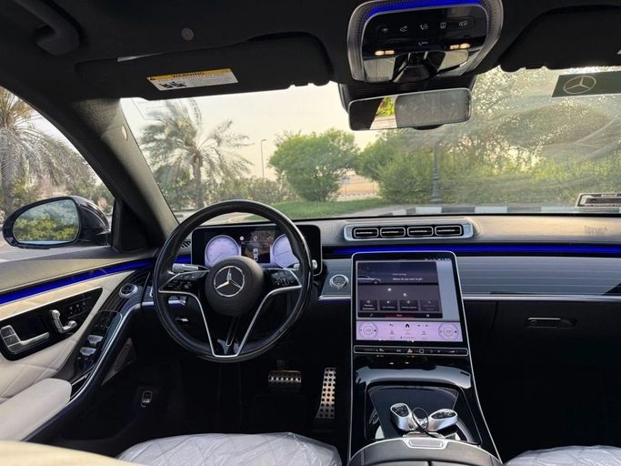 Подержанный Mercedes-Benz S-Class 580 4MATIC VII (W223), 4.0 л, 2021 в Шардже от Alnawras Cars Серебристый цвет.  | AUTO.AE