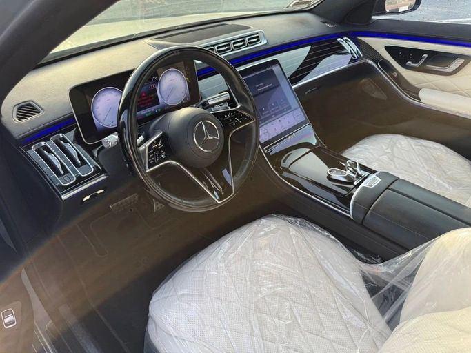 Подержанный Mercedes-Benz S-Class 580 4MATIC VII (W223), 4.0 л, 2021 в Шардже от Alnawras Cars Серебристый цвет.  | AUTO.AE