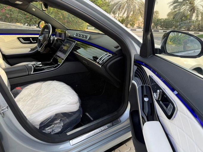 Подержанный Mercedes-Benz S-Class 580 4MATIC VII (W223), 4.0 л, 2021 в Шардже от Alnawras Cars Серебристый цвет.  | AUTO.AE