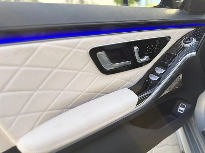 Подержанный Mercedes-Benz S-Class 580 4MATIC VII (W223), 4.0 л, 2021 в Шардже от Alnawras Cars Серебристый цвет.  | AUTO.AE