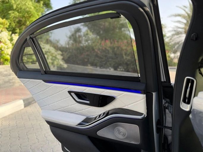 Подержанный Mercedes-Benz S-Class 580 4MATIC VII (W223), 4.0 л, 2021 в Шардже от Alnawras Cars Серебристый цвет.  | AUTO.AE