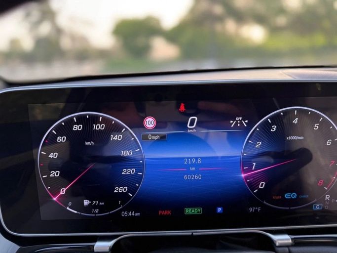 Подержанный Mercedes-Benz S-Class 580 4MATIC VII (W223), 4.0 л, 2021 в Шардже от Alnawras Cars Серебристый цвет.  | AUTO.AE