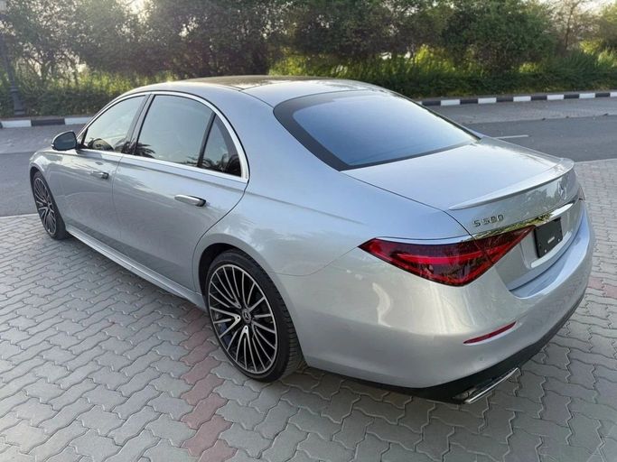Подержанный Mercedes-Benz S-Class 580 4MATIC VII (W223), 4.0 л, 2021 в Шардже от Alnawras Cars Серебристый цвет.  | AUTO.AE
