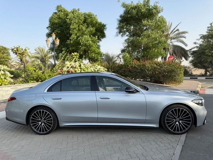 Подержанный Mercedes-Benz S-Class 580 4MATIC VII (W223), 4.0 л, 2021 в Шардже от Alnawras Cars Серебристый цвет.  | AUTO.AE