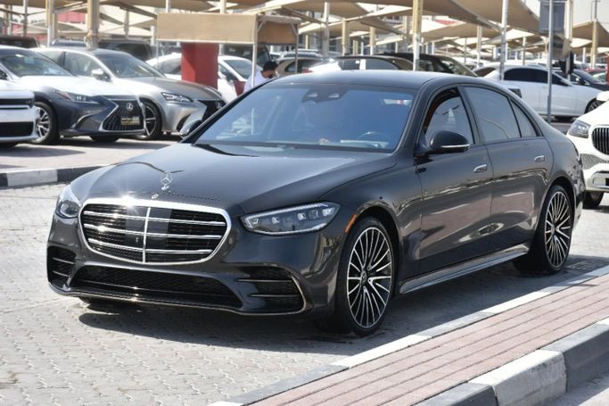 Подержанный Mercedes-Benz S-Class 580 4MATIC VII (W223), 4.0 л, 2023 в Шардже от Alfaris Used Cars Черный цвет. Other | AUTO.AE