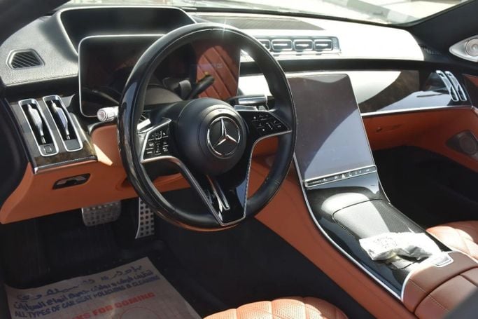 Подержанный Mercedes-Benz S-Class 580 4MATIC VII (W223), 4.0 л, 2023 в Шардже от Alfaris Used Cars Черный цвет. Other | AUTO.AE