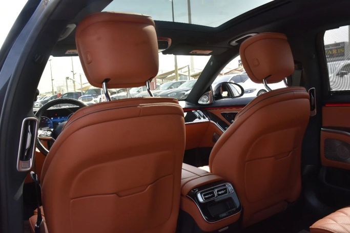 Подержанный Mercedes-Benz S-Class 580 4MATIC VII (W223), 4.0 л, 2023 в Шардже от Alfaris Used Cars Черный цвет. Other | AUTO.AE