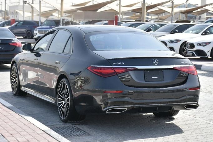 Подержанный Mercedes-Benz S-Class 580 4MATIC VII (W223), 4.0 л, 2023 в Шардже от Alfaris Used Cars Черный цвет. Other | AUTO.AE