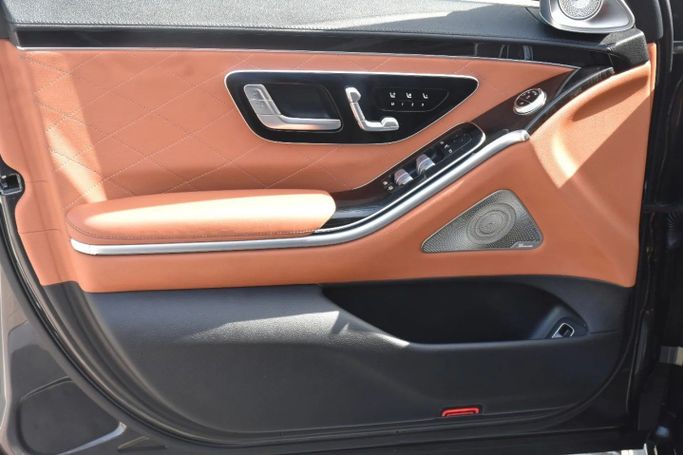 Подержанный Mercedes-Benz S-Class 580 4MATIC VII (W223), 4.0 л, 2023 в Шардже от Alfaris Used Cars Черный цвет. Other | AUTO.AE