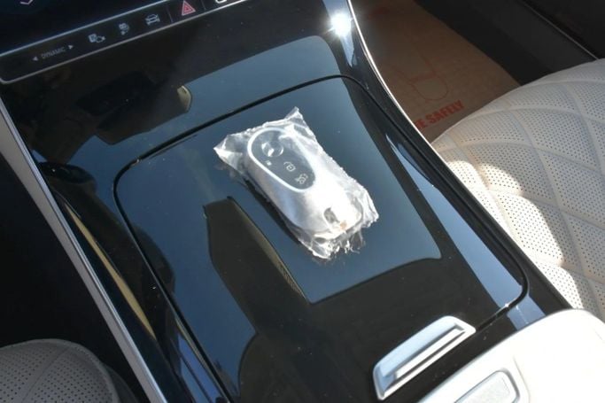 Подержанный Mercedes-Benz S-Class 580 e 4MATIC VII (W223), 3.0 л, 2023 в Шардже от Alfaris Used Cars Черный цвет. Other | AUTO.AE