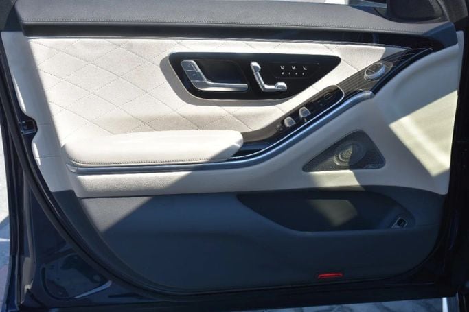 Подержанный Mercedes-Benz S-Class 580 e 4MATIC VII (W223), 3.0 л, 2023 в Шардже от Alfaris Used Cars Черный цвет. Other | AUTO.AE
