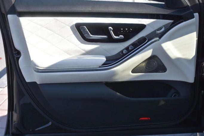 Подержанный Mercedes-Benz S-Class 580 4MATIC VII (W223), 4.0 л, 2022 в Шардже от Alfaris Used Cars Черный цвет. Other | AUTO.AE