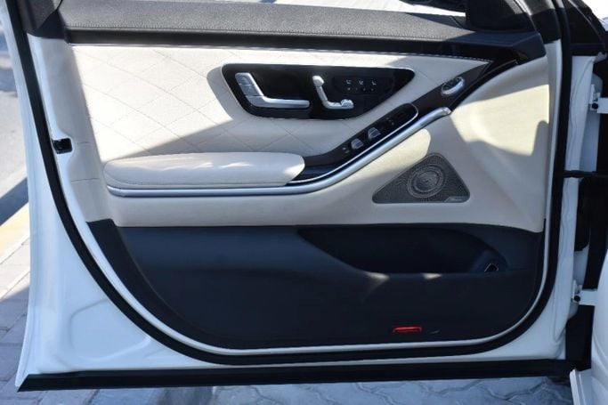 Used Mercedes-Benz S-Class 580 4MATIC VII (W223), 4.0 l, 2022 in Sharjah by Alfaris Used Cars, White color. Other | AUTO.AE