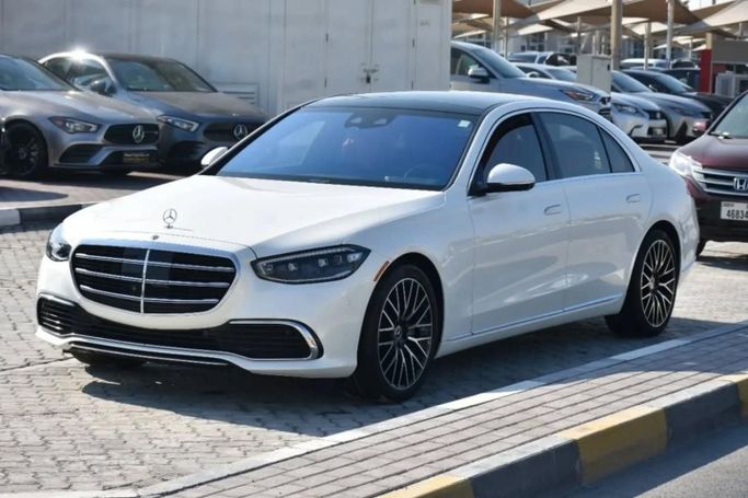 Used Mercedes-Benz S-Class 580 4MATIC VII (W223), 4.0 l, 2021 in Sharjah by Alfaris Used Cars, White color. Other | AUTO.AE