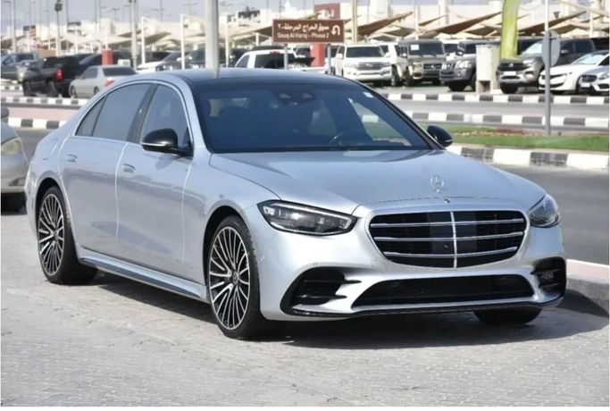 Used Mercedes-Benz S-Class 580 4MATIC VII (W223), 4.0 l, 2021 in Sharjah by Alfaris Used Cars, Silver color. Other | AUTO.AE