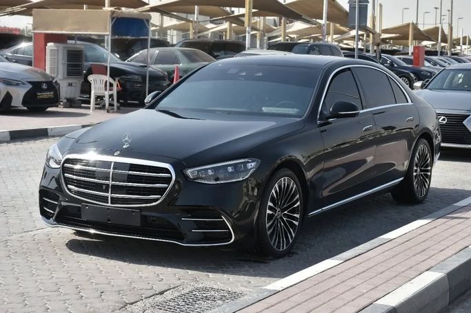 Подержанный Mercedes-Benz S-Class 450 4MATIC VII (W223), 3.0 л, 2023 в Шардже от Alfaris Used Cars Черный цвет. Other | AUTO.AE