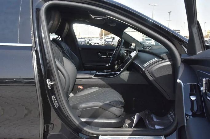 Подержанный Mercedes-Benz S-Class 450 4MATIC VII (W223), 3.0 л, 2023 в Шардже от Alfaris Used Cars Черный цвет. Other | AUTO.AE