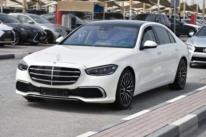 Подержанный Mercedes-Benz S-Class 580 4MATIC VII (W223), 4.0 л, 2021 в Шардже от Alfaris Used Cars Белый цвет. Other | AUTO.AE