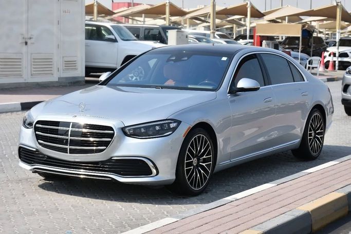 Подержанный Mercedes-Benz S-Class 500 4MATIC VII (W223), 3.0 л, 2021 в Шардже от Alfaris Used Cars Серебристый цвет. Other | AUTO.AE
