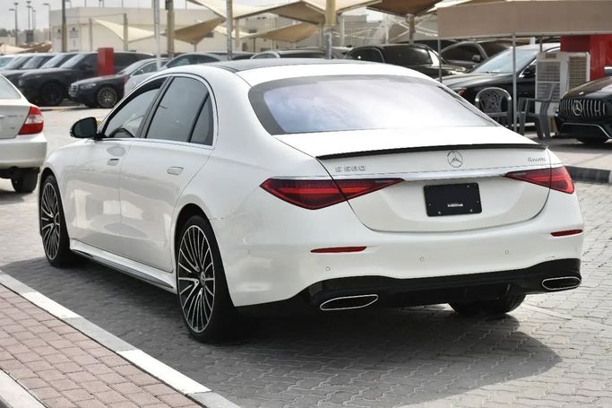 Подержанный Mercedes-Benz S-Class 580 4MATIC VII (W223), 4.0 л, 2021 в Шардже от Alfaris Used Cars Белый цвет. Other | AUTO.AE