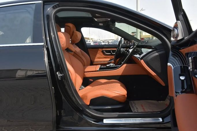 Подержанный Mercedes-Benz S-Class 580 4MATIC VII (W223), 4.0 л, 2022 в Шардже от Alfaris Used Cars Черный цвет. Other | AUTO.AE