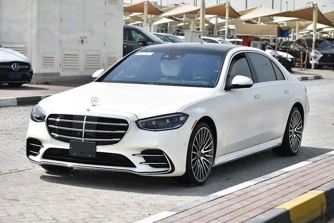 Подержанный Mercedes-Benz S-Class 500 4MATIC VII (W223), 3.0 л, 2023 в Шардже от Alfaris Used Cars Белый цвет. Other | AUTO.AE