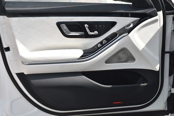 Подержанный Mercedes-Benz S-Class 500 4MATIC VII (W223), 3.0 л, 2023 в Шардже от Alfaris Used Cars Белый цвет. Other | AUTO.AE