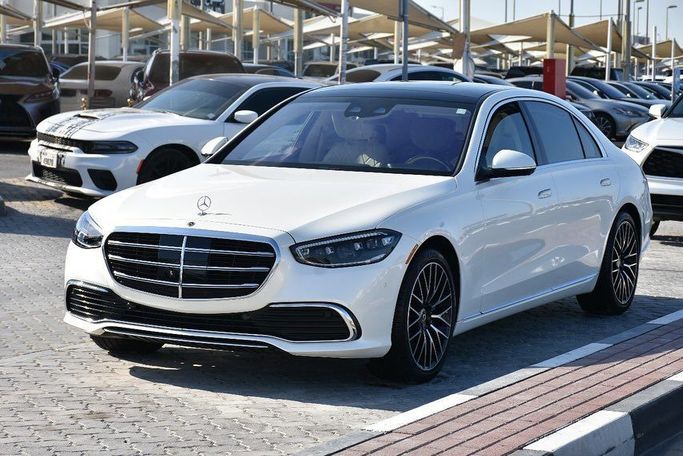 Подержанный Mercedes-Benz S-Class 580 4MATIC VII (W223), 4.0 л, 2021 в Шардже от Alfaris Used Cars Белый цвет. Other | AUTO.AE