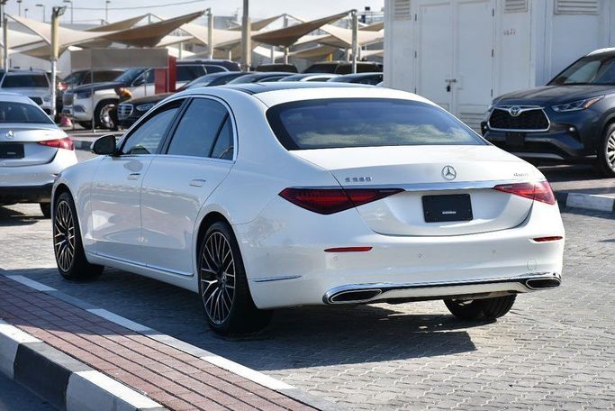 Подержанный Mercedes-Benz S-Class 580 4MATIC VII (W223), 4.0 л, 2021 в Шардже от Alfaris Used Cars Белый цвет. Other | AUTO.AE