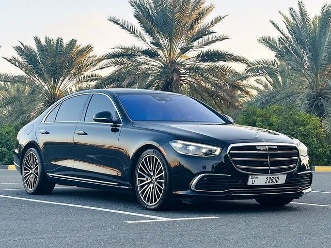 Подержанный Mercedes-Benz S-Class 580 4MATIC VII (W223), 4.0 л, 2021 в Шардже от Taj Al Sultan Used Cars Черный цвет. Американская | AUTO.AE