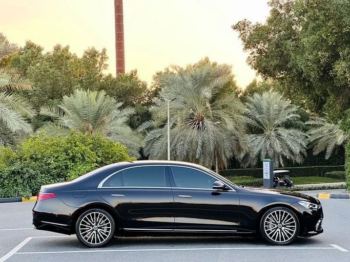 Подержанный Mercedes-Benz S-Class 580 4MATIC VII (W223), 4.0 л, 2021 в Шардже от Taj Al Sultan Used Cars Черный цвет. Американская | AUTO.AE