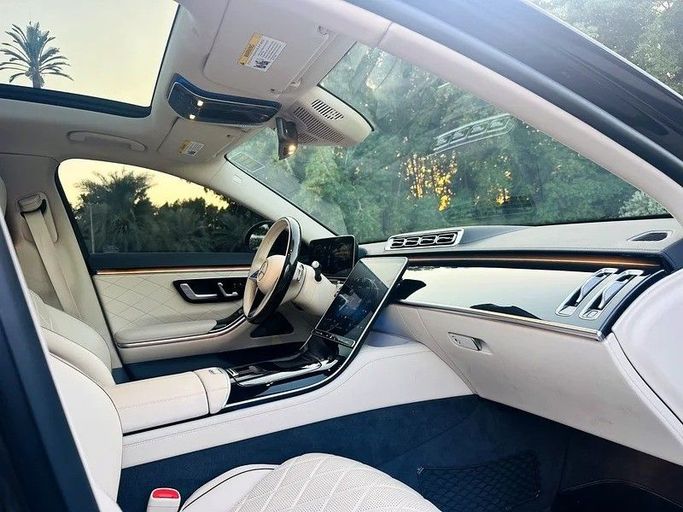 Подержанный Mercedes-Benz S-Class 580 4MATIC VII (W223), 4.0 л, 2021 в Шардже от Taj Al Sultan Used Cars Черный цвет. Американская | AUTO.AE