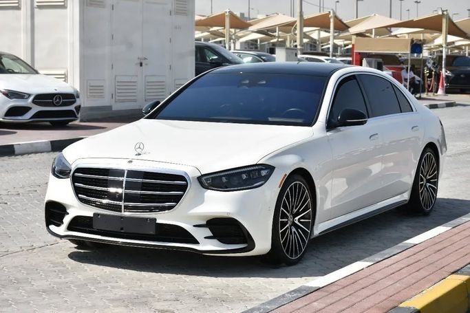 Подержанный Mercedes-Benz S-Class 580 4MATIC VII (W223), 4.0 л, 2022 в Шардже от Alfaris Used Cars Белый цвет. Other | AUTO.AE