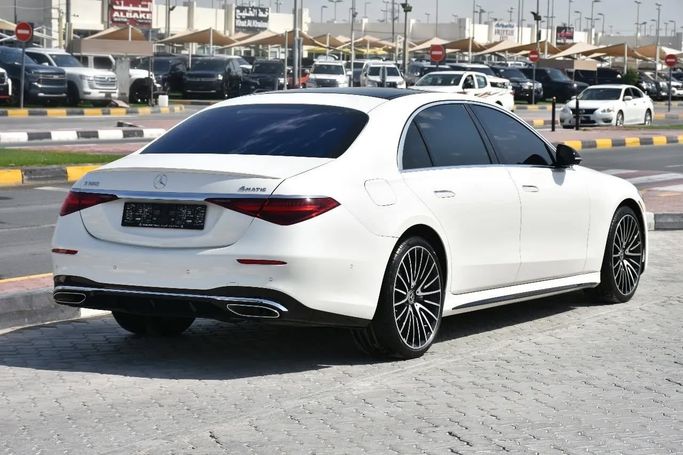 Подержанный Mercedes-Benz S-Class 580 4MATIC VII (W223), 4.0 л, 2022 в Шардже от Alfaris Used Cars Белый цвет. Other | AUTO.AE