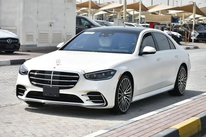 Подержанный Mercedes-Benz S-Class 500 4MATIC VII (W223), 3.0 л, 2023 в Шардже от Alfaris Used Cars Белый цвет. Other | AUTO.AE