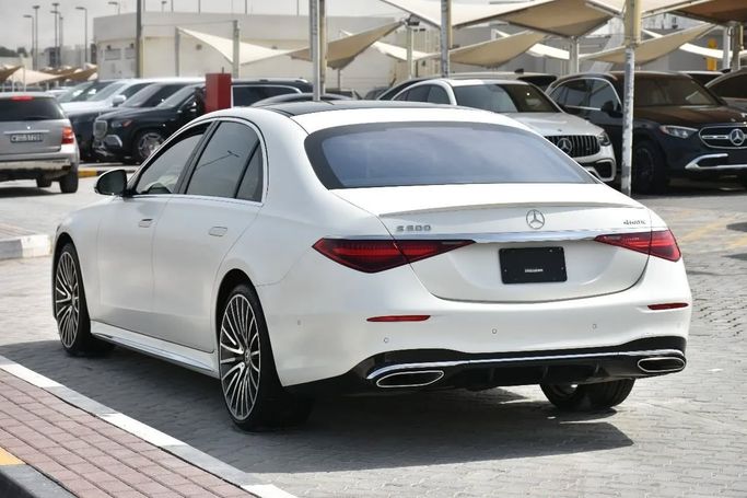 Подержанный Mercedes-Benz S-Class 500 4MATIC VII (W223), 3.0 л, 2023 в Шардже от Alfaris Used Cars Белый цвет. Other | AUTO.AE