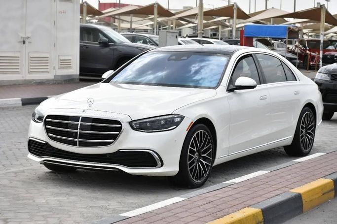 Подержанный Mercedes-Benz S-Class 580 4MATIC VII (W223), 4.0 л, 2021 в Шардже от Alfaris Used Cars Белый цвет. Other | AUTO.AE