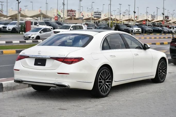 Подержанный Mercedes-Benz S-Class 580 4MATIC VII (W223), 4.0 л, 2021 в Шардже от Alfaris Used Cars Белый цвет. Other | AUTO.AE