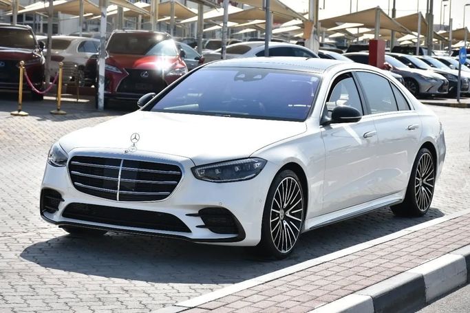 Подержанный Mercedes-Benz S-Class 580 4MATIC VII (W223), 4.0 л, 2022 в Шардже от Alfaris Used Cars Белый цвет. Other | AUTO.AE