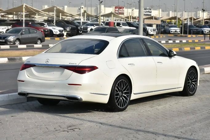 Used Mercedes-Benz S-Class 580 4MATIC VII (W223), 4.0 l, 2022 in Sharjah by Alfaris Used Cars, White color. Other | AUTO.AE