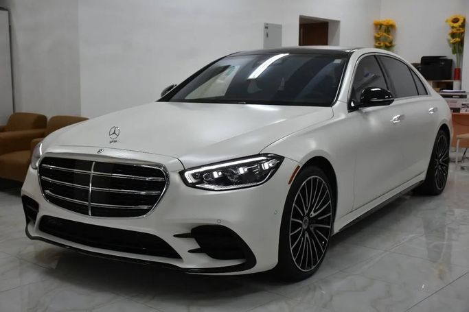 Used Mercedes-Benz S-Class 580 4MATIC VII (W223), 4.0 l, 2022 in Sharjah by Alfaris Used Cars, White color. Other | AUTO.AE